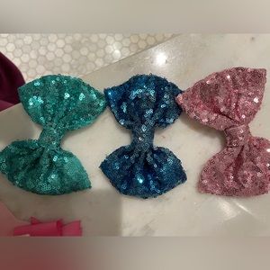 PACK OF 3 adorable sequenced bows with clips. In perfect condition barely worn